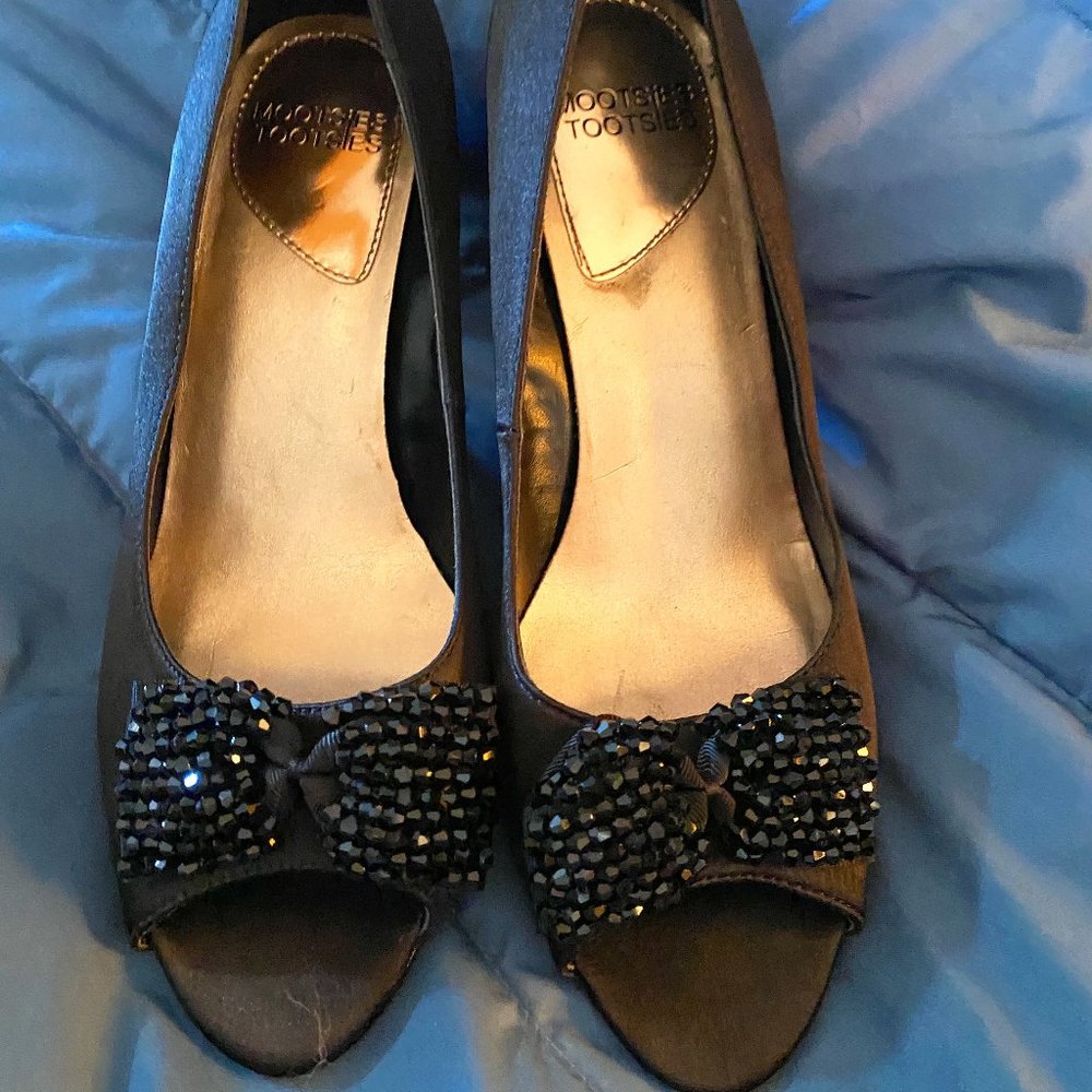 EUC Mootsies Tootsies Black Satin Heels w Bows-8 1/2